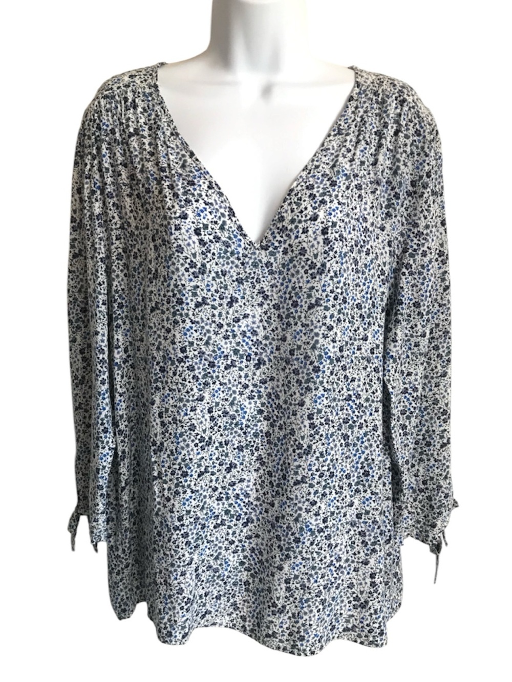 🔴 4/$15 Cynthia Rowley Women’s L Blue & White Floral V-Neck LS Top Blouse in EUC